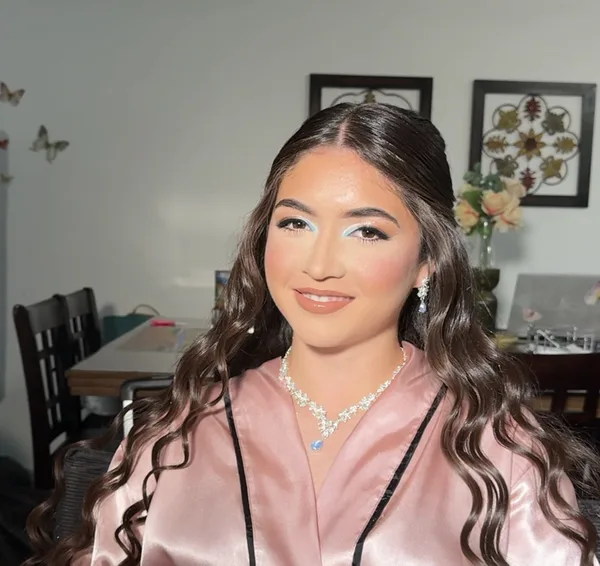 Maquillaje glam con cortes de cuenca