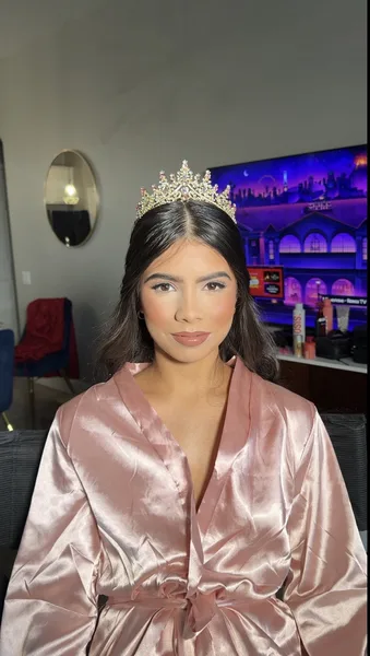 Peinado y Corona Elegante para Quinceañera