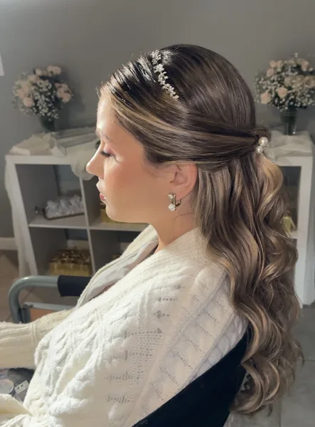 Peinado de Boda con Ondas Clásicas y Estilo Atemporal